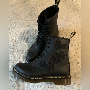 Doc Marten Floral embroidered 1460 Boots